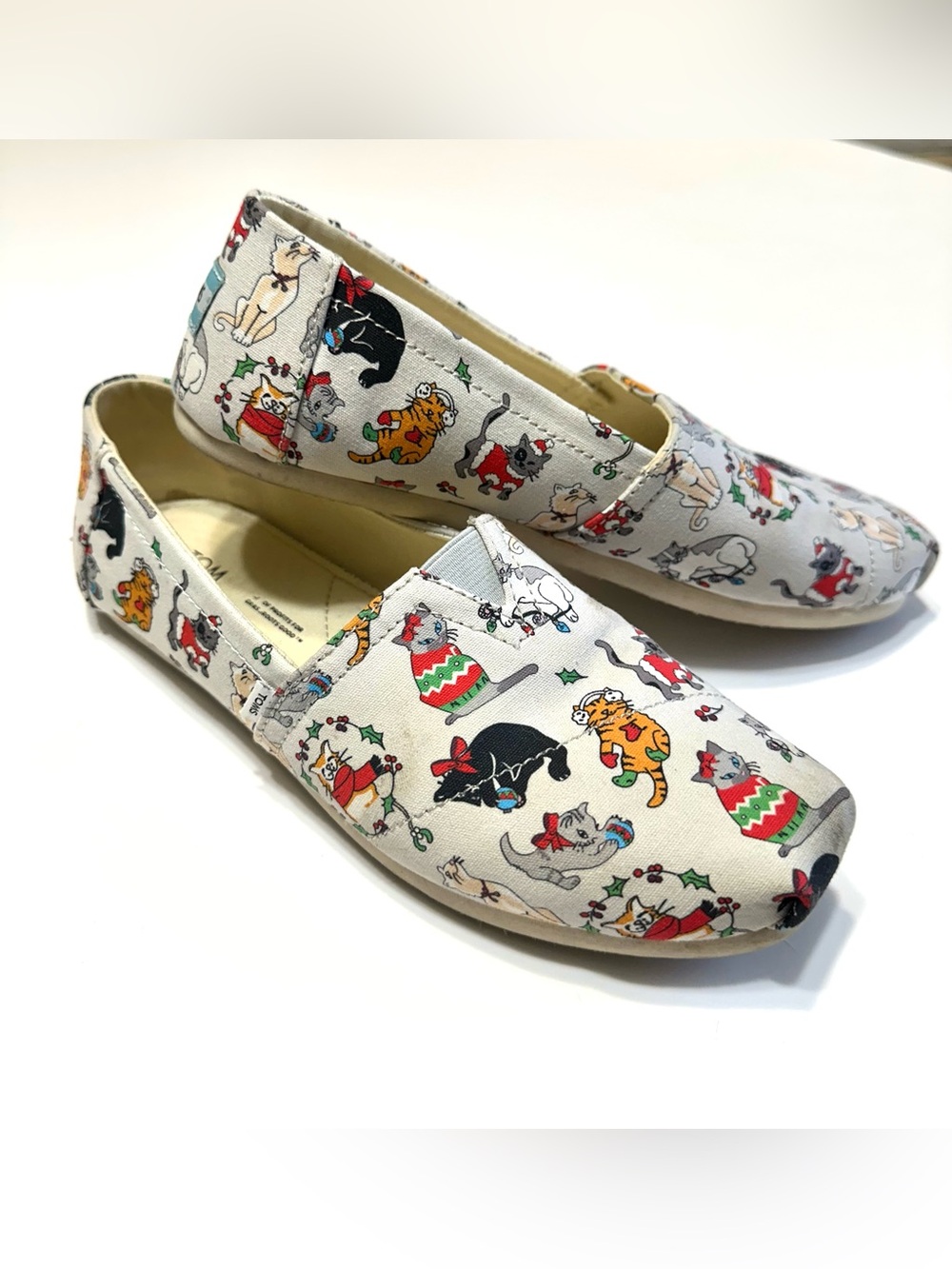 Toms Adult Gray Canvas Slip-On Shoes with Festive Cat Print
